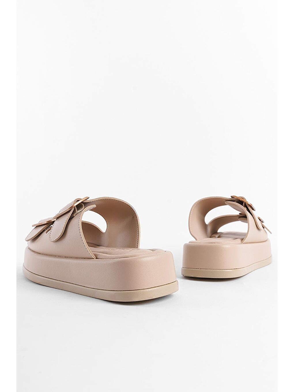 Bej Dolgu Topuklu Çift Bantlı Tokalı Kadın Terlik-2