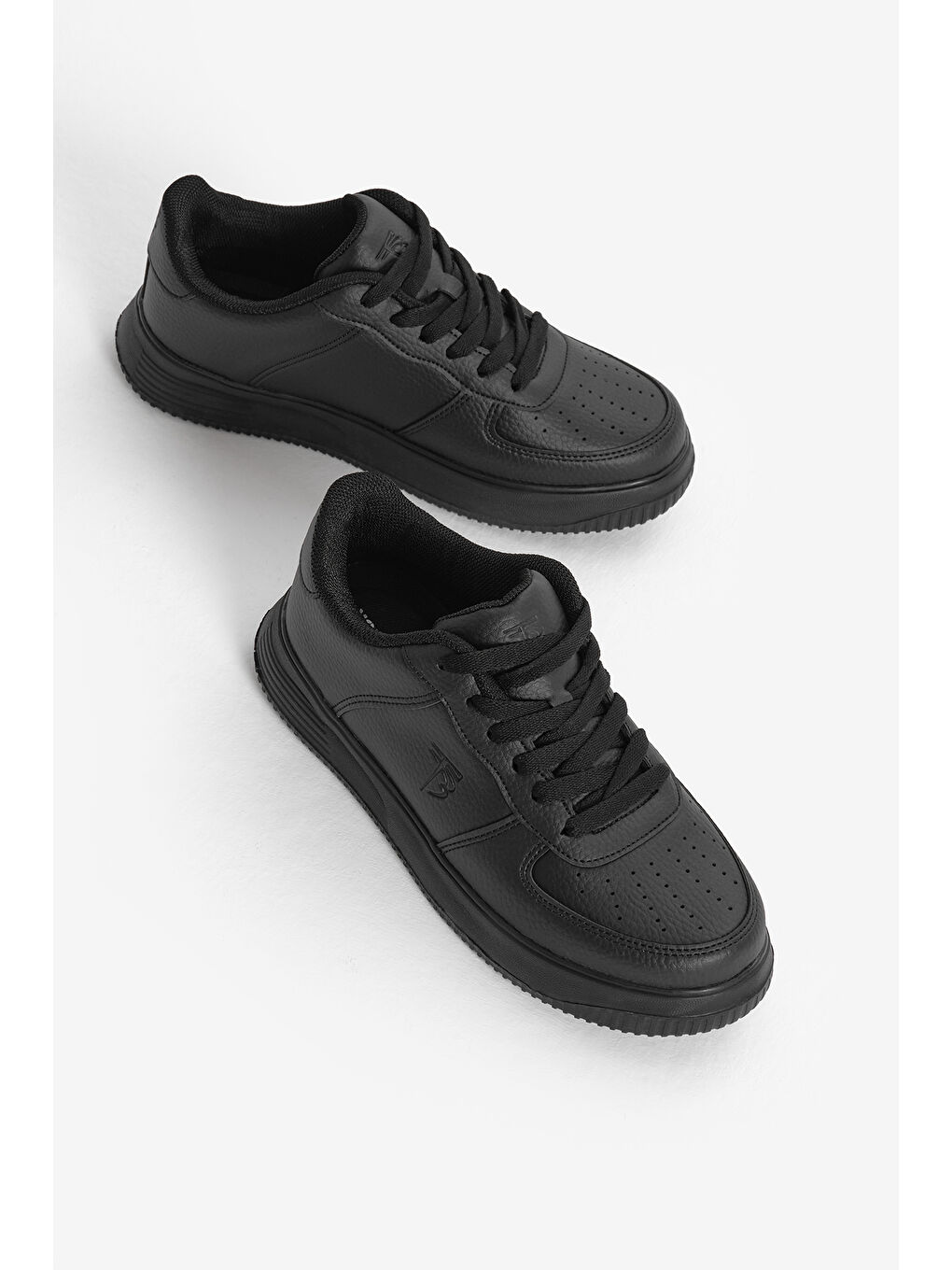 Kadın Siyah Kalın Faylon Taban Düz Desenli Bağcıklı Spor Ayakkabı