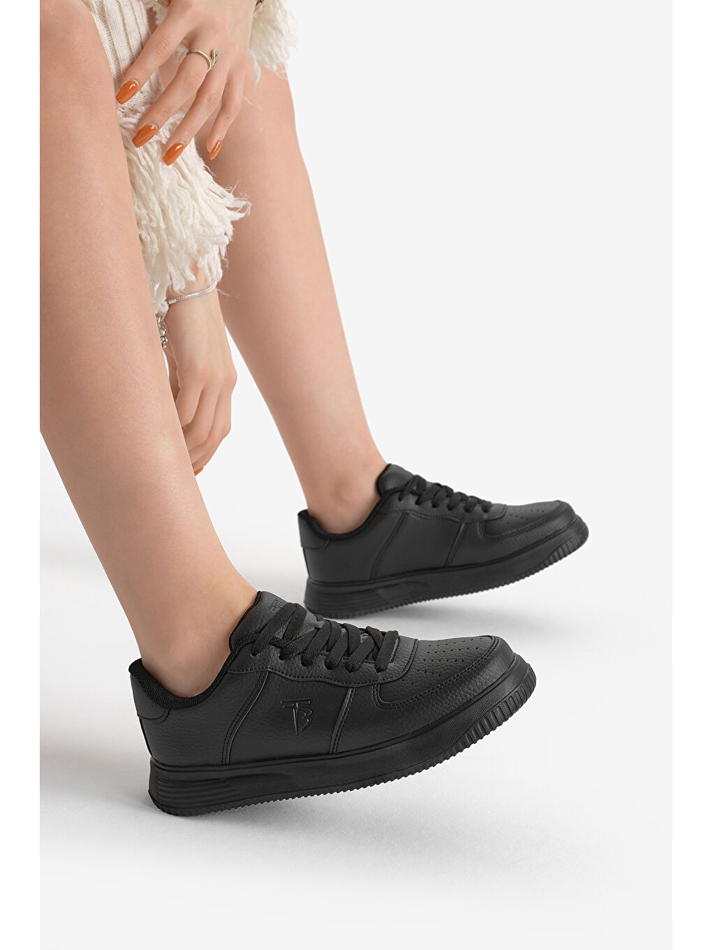 Kadın Siyah Kalın Faylon Taban Düz Desenli Bağcıklı Spor Ayakkabı-1