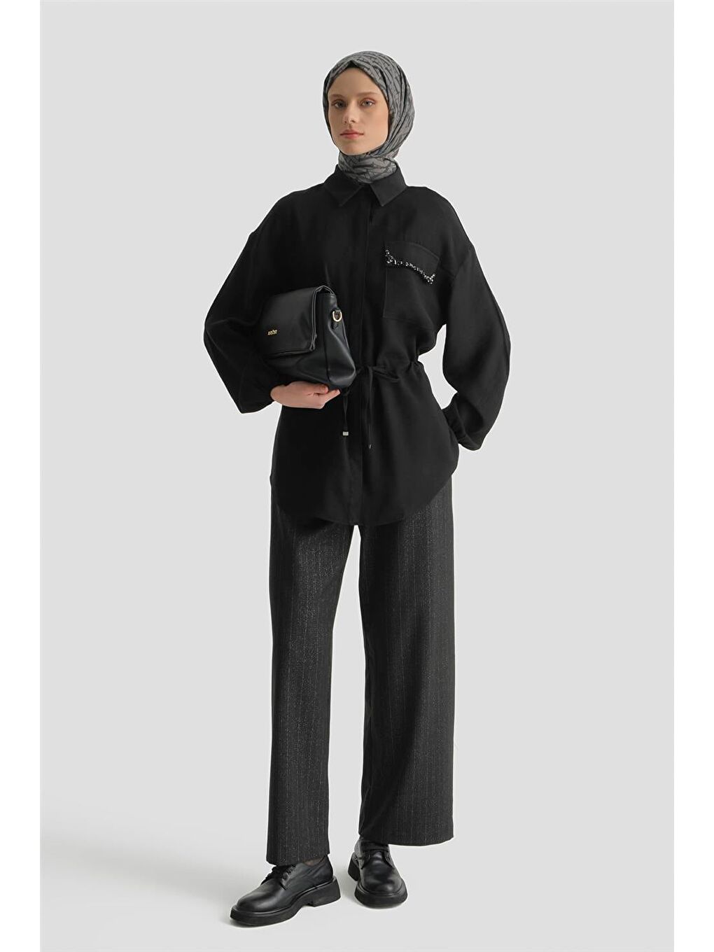 İşlemeli Beli Büzgülü Tunik Siyah