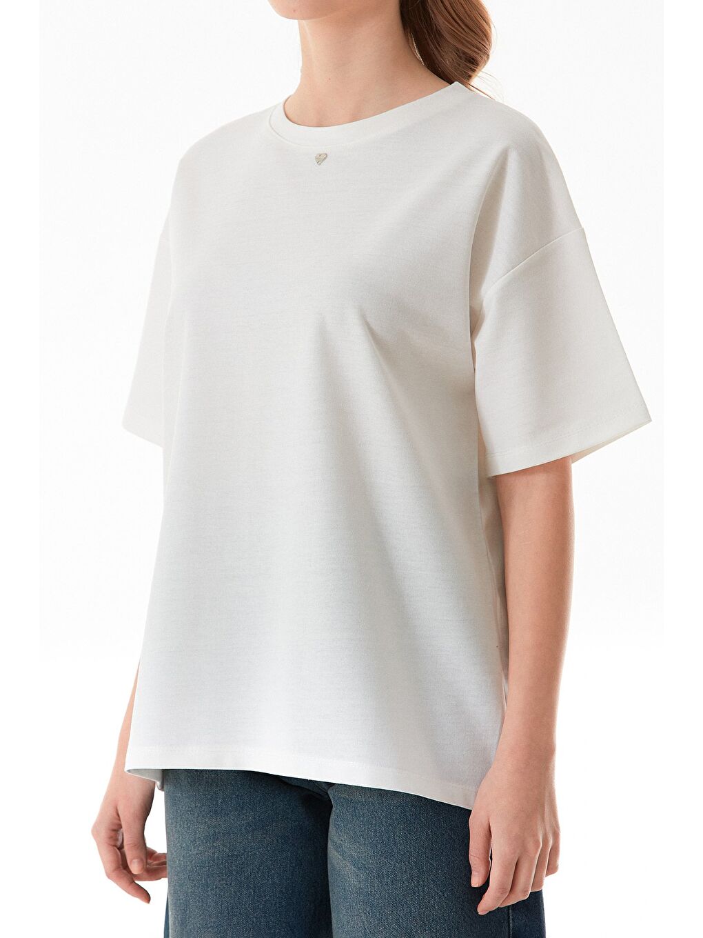Ekru Kalp Aksesuarlı Oversize Tişört-4