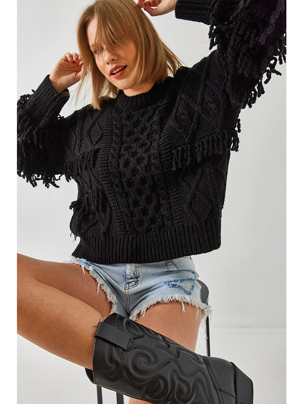 Siyah Kadın Saç Örgülü Saçaklı Triko Kazak