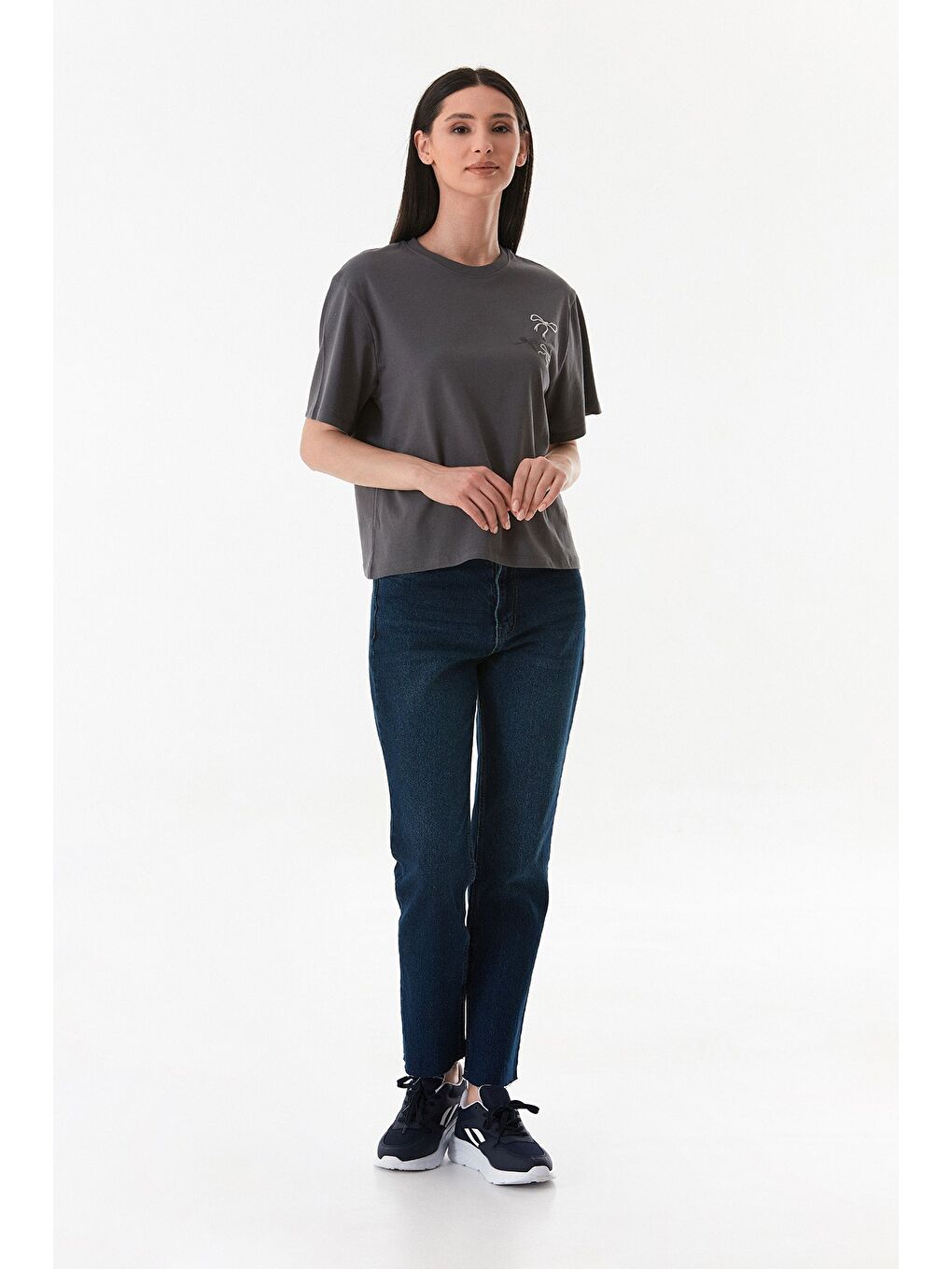 Antrasit Kurdele Nakışlı Bisiklet Yaka Tişört-2