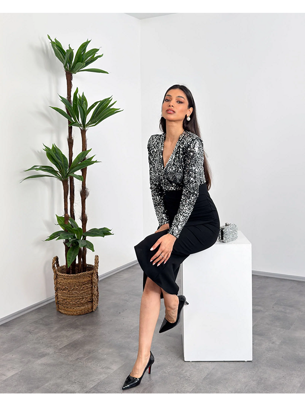 Gri Kruvaze Yaka Pul Payet Detaylı Omuz Vatkalı Kolsuz Drapeli Ara Boy Kadın Elbise-1