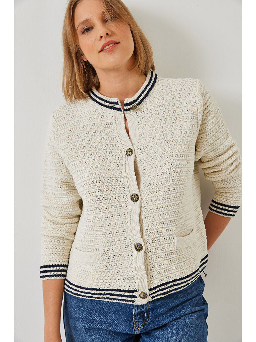 Ekru Kadın Düğmeli Cep Detaylı Triko Hırka