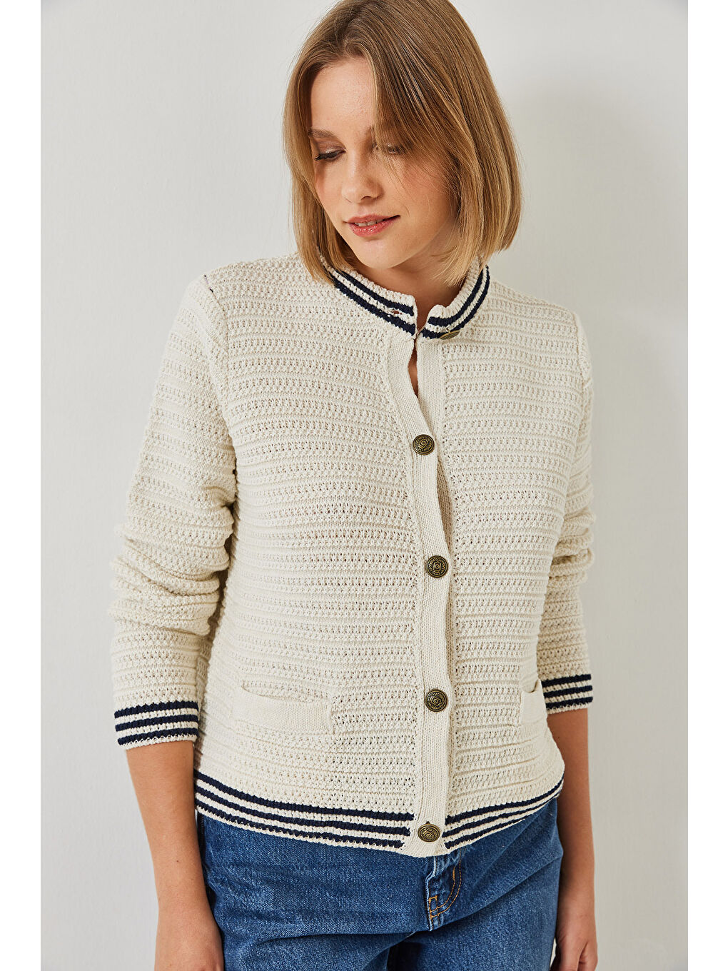 Ekru Kadın Düğmeli Cep Detaylı Triko Hırka-1