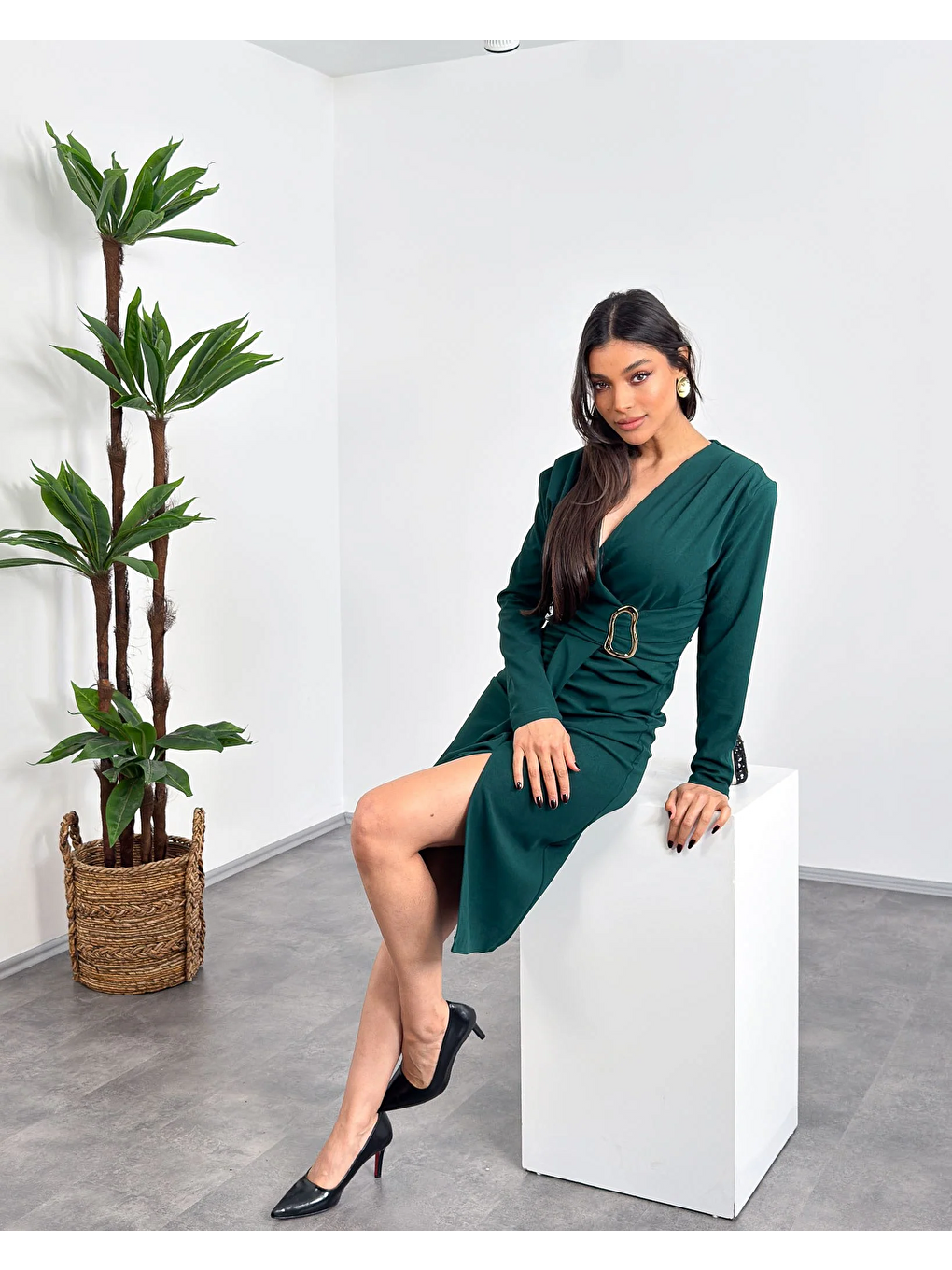 Yeşil Kruvaze Yaka Tokalı Kemer Detaylı Uzun Kollu Önden Yırtmaçlı Ara Boy Kadın Elbise-1