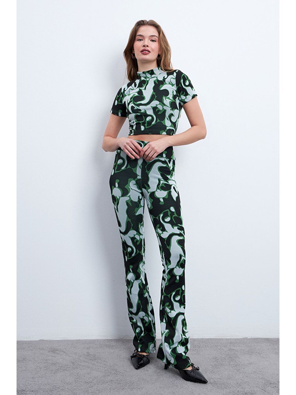 Kadın Siyah Yeşil Desenli Elastanlı Pantolonlu Balıkçı Yaka Takım-1