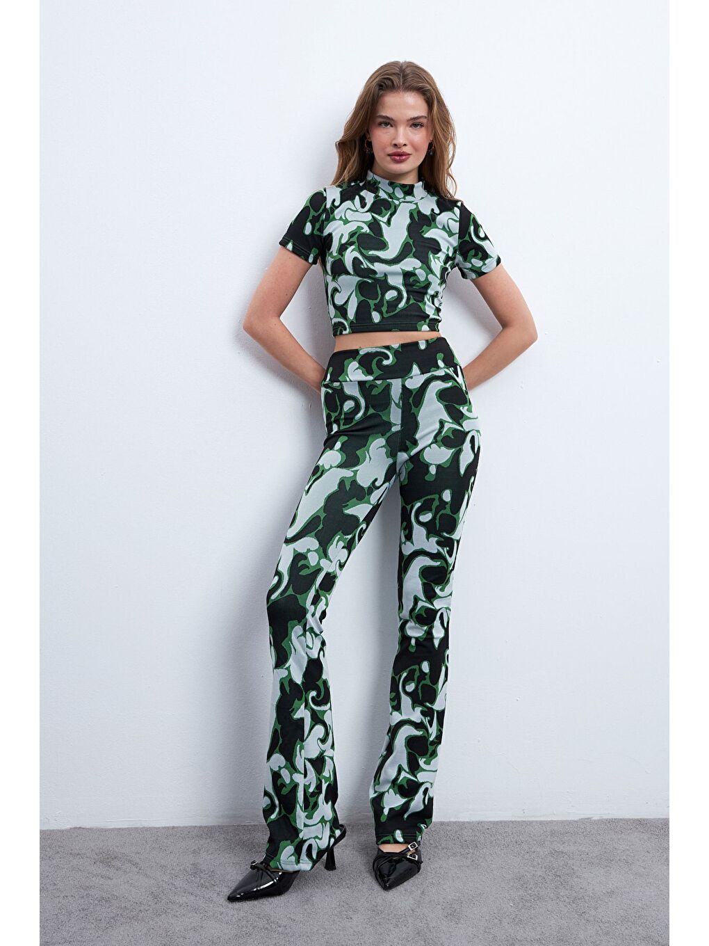 Kadın Siyah Yeşil Desenli Elastanlı Pantolonlu Balıkçı Yaka Takım-2