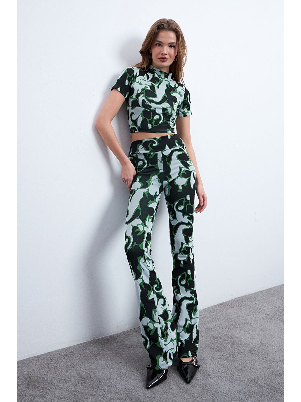 Kadın Siyah Yeşil Desenli Elastanlı Pantolonlu Balıkçı Yaka Takım-3