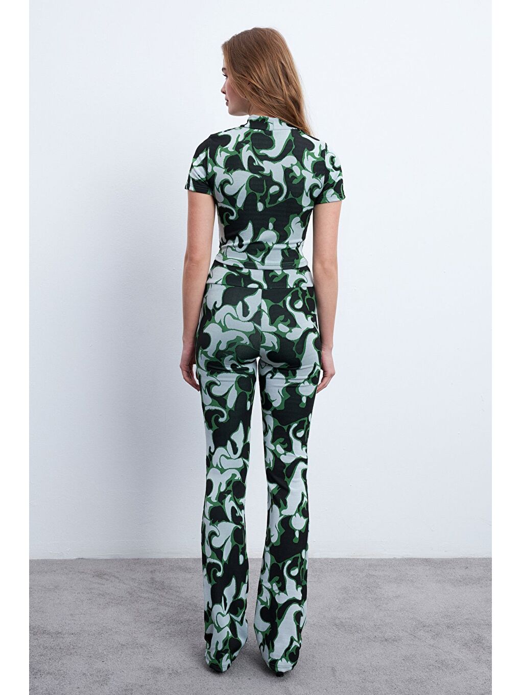 Kadın Siyah Yeşil Desenli Elastanlı Pantolonlu Balıkçı Yaka Takım-4