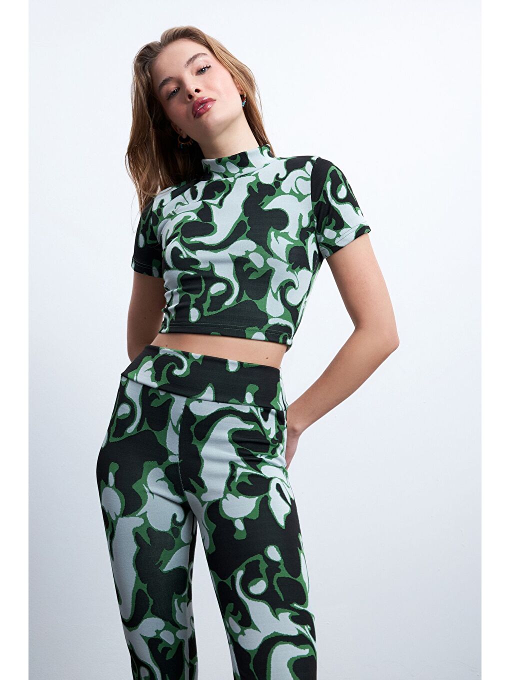 Kadın Siyah Yeşil Desenli Elastanlı Pantolonlu Balıkçı Yaka Takım-5