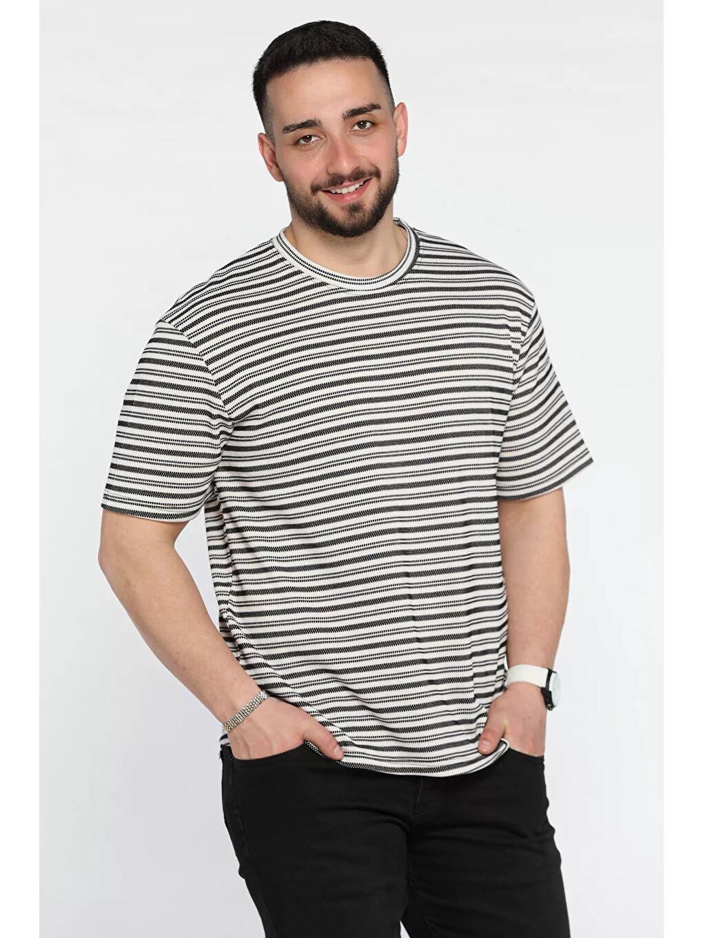 Siyah Bisiklet Yaka Çizgi Desenli Erkek Tişört-1