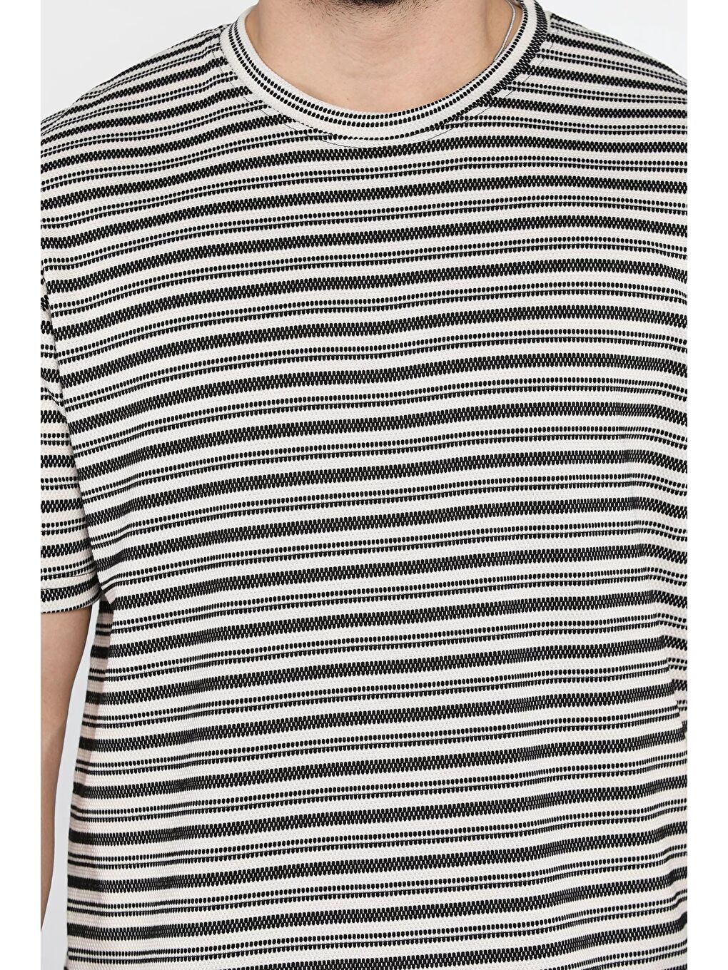 Siyah Bisiklet Yaka Çizgi Desenli Erkek Tişört-3