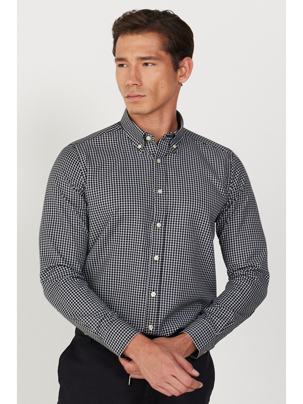 Erkek Siyah-Beyaz Slim Fit Dar Kesim Düğmeli Yaka Pamuklu Kareli Gömlek