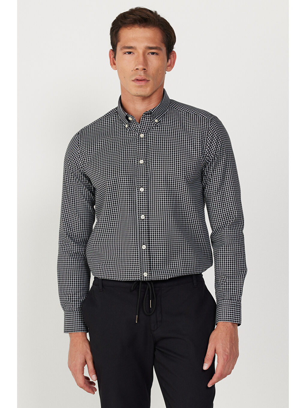 Erkek Siyah-Beyaz Slim Fit Dar Kesim Düğmeli Yaka Pamuklu Kareli Gömlek-2