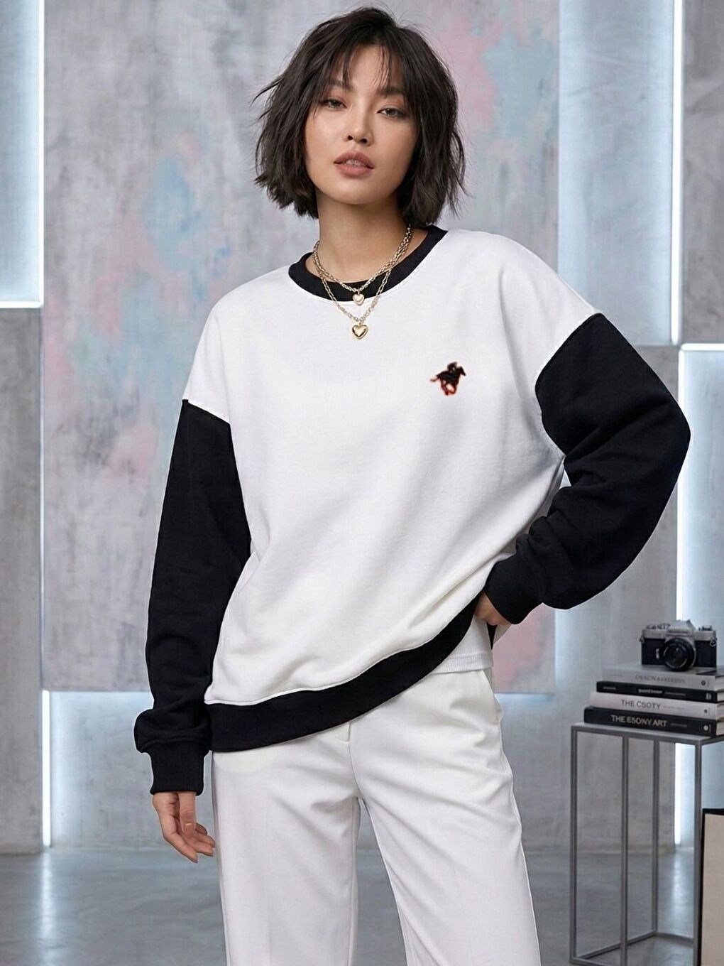 Kadın Beyaz Horse Baskılı Siyah Kol Detaylı Oversize Sweatshirt