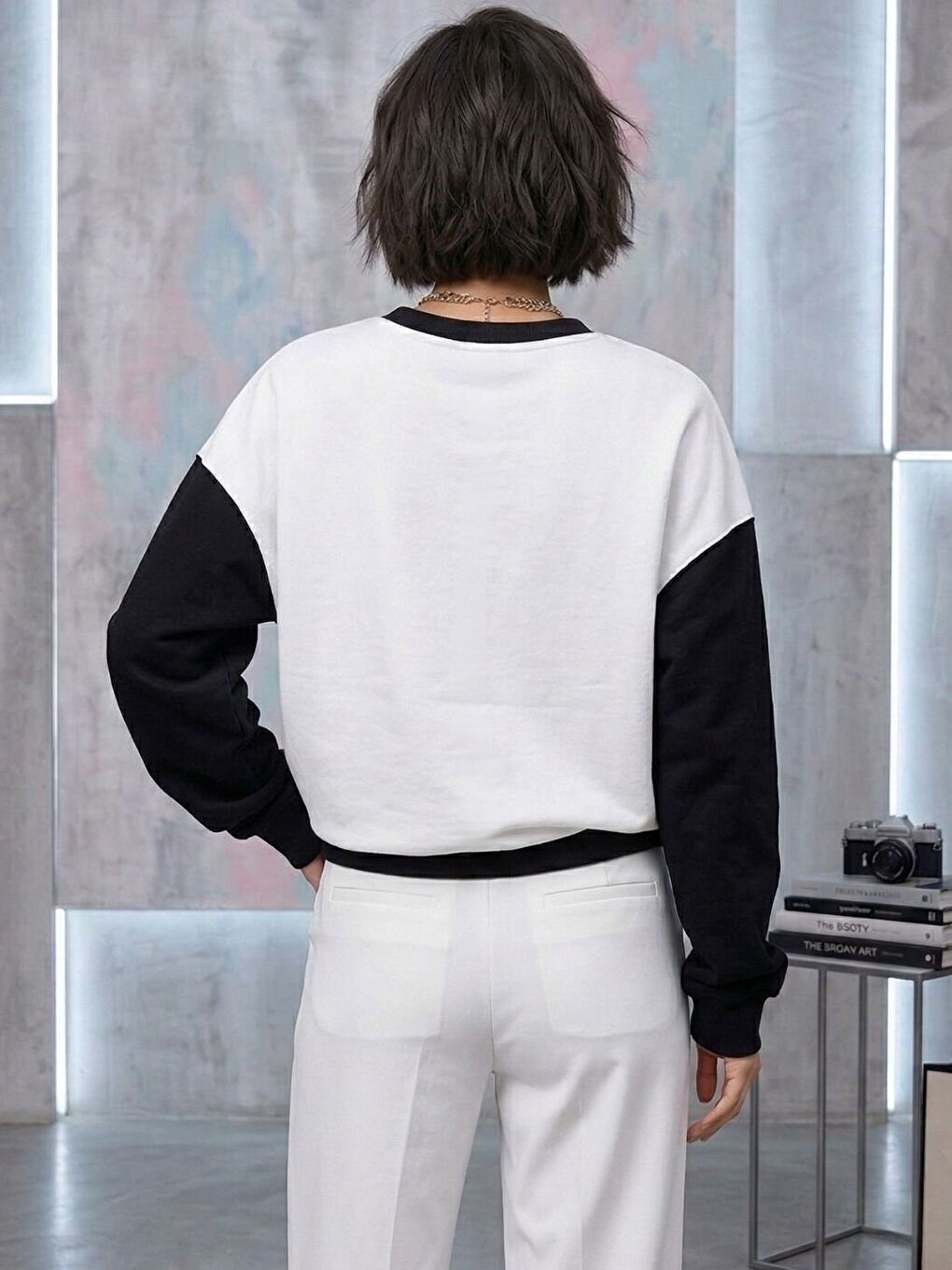 Kadın Beyaz Horse Baskılı Siyah Kol Detaylı Oversize Sweatshirt-1