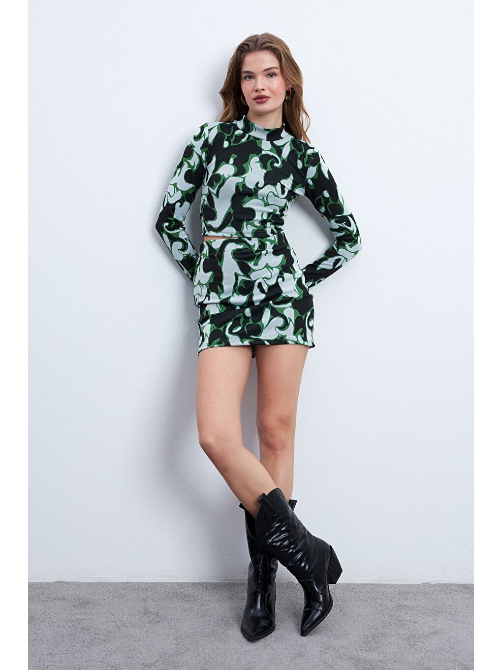 Kadın Siyah Yeşil Desenli Elastanlı Mini Etekli Balıkçı Yaka Uzun Kollu Takım