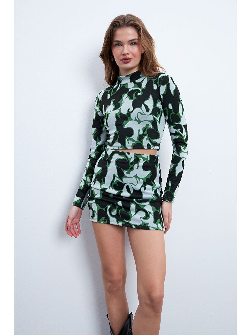Kadın Siyah Yeşil Desenli Elastanlı Mini Etekli Balıkçı Yaka Uzun Kollu Takım-2