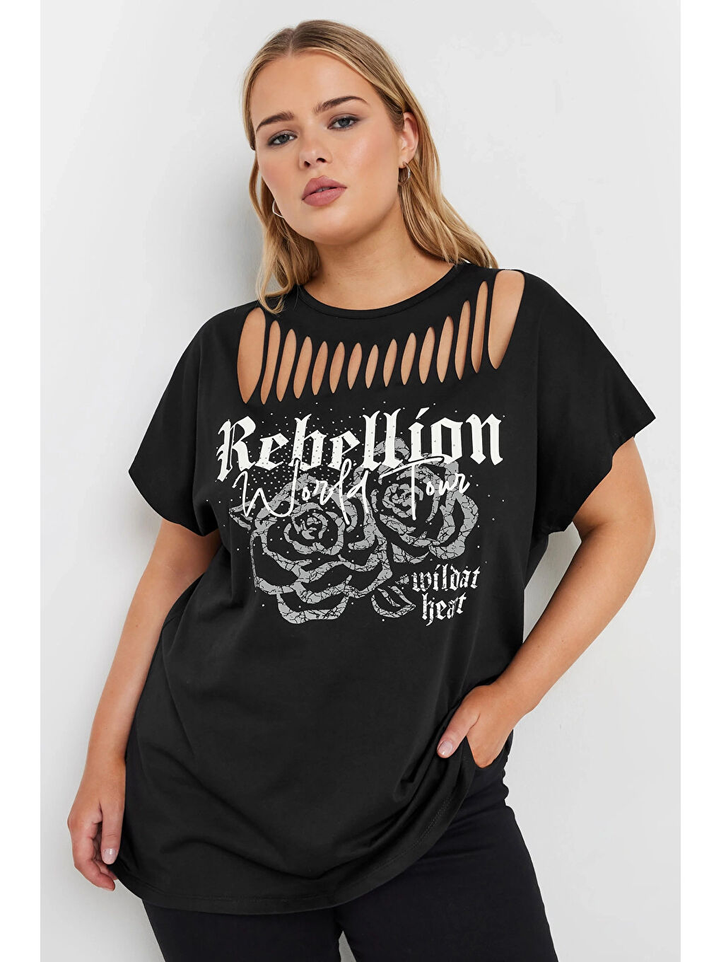 Stil Diva Siyah Büyük Beden Bisiklet Yaka Yırtık Detaylı Kısa Kollu Baskılı T-shirt 322124