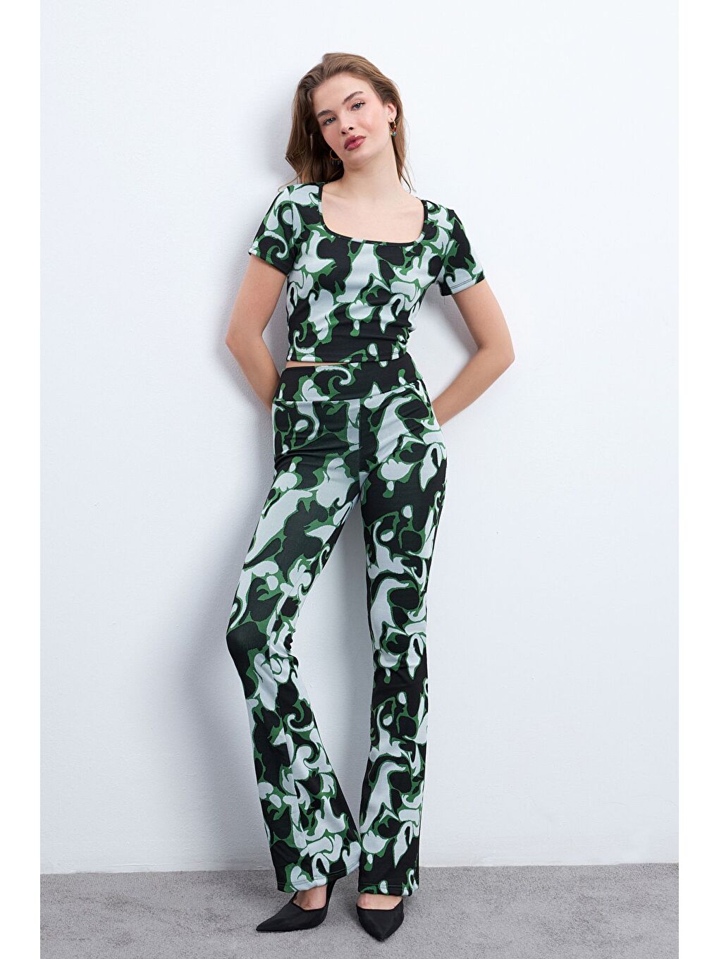 Kadın Siyah Yeşil Desenli Elastanlı Pantolonlu Kare Yaka Takım