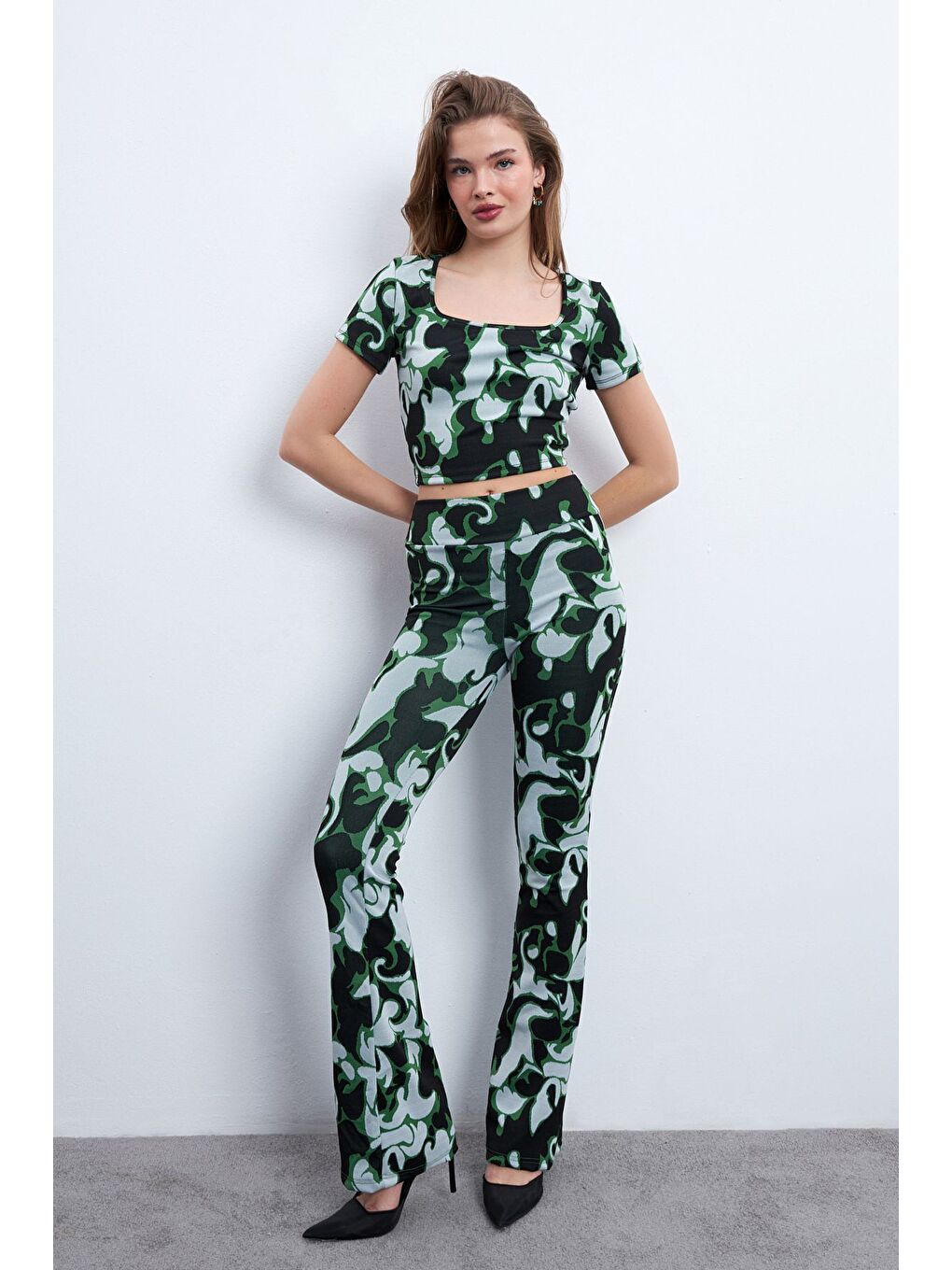 Kadın Siyah Yeşil Desenli Elastanlı Pantolonlu Kare Yaka Takım-1