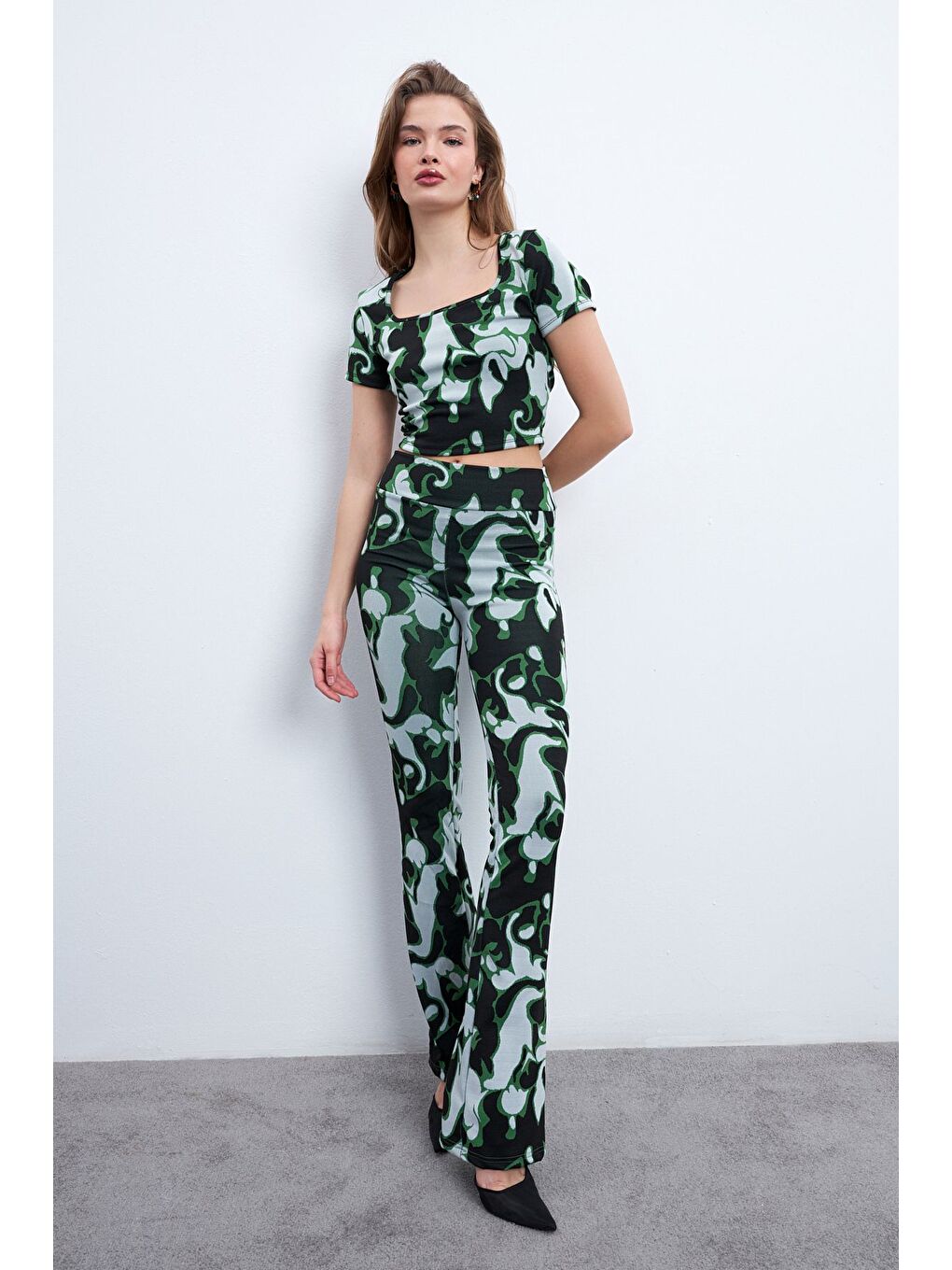Kadın Siyah Yeşil Desenli Elastanlı Pantolonlu Kare Yaka Takım-2