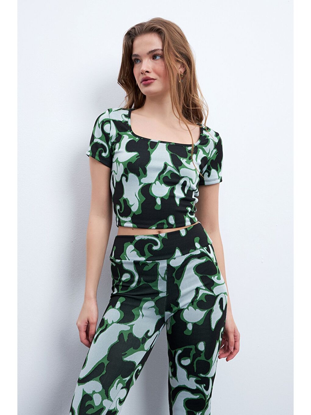 Kadın Siyah Yeşil Desenli Elastanlı Pantolonlu Kare Yaka Takım-3