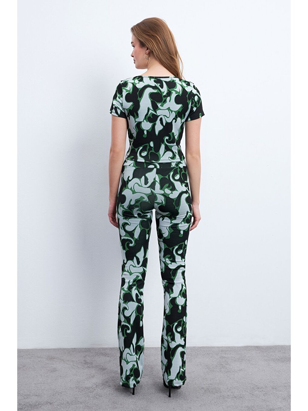 Kadın Siyah Yeşil Desenli Elastanlı Pantolonlu Kare Yaka Takım-4
