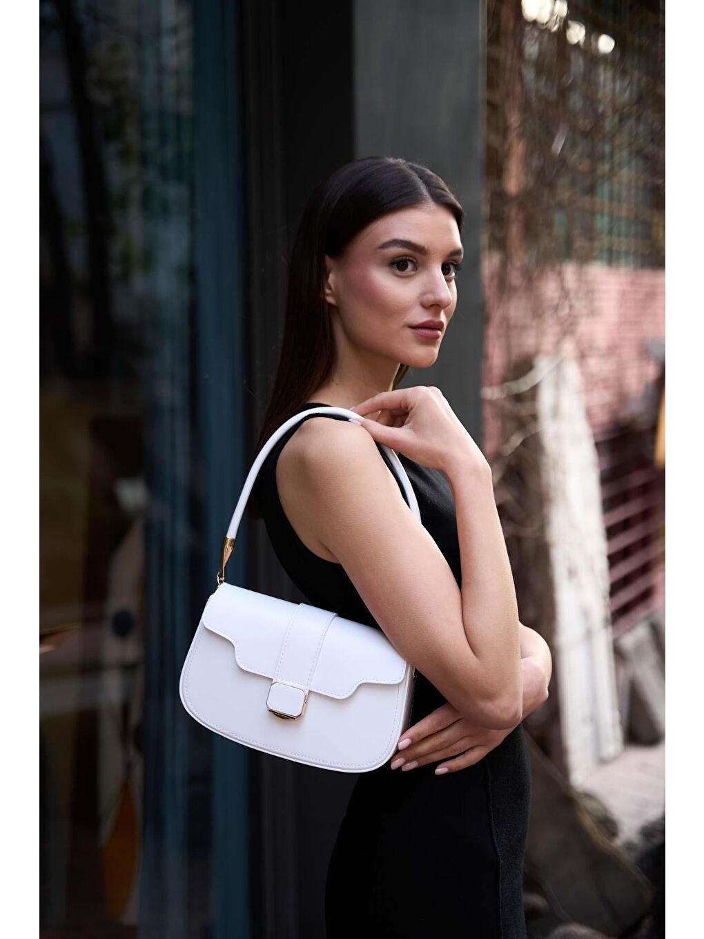 Gold Aksesuarlı Kısa Saplı Omuz Çantası Beyaz