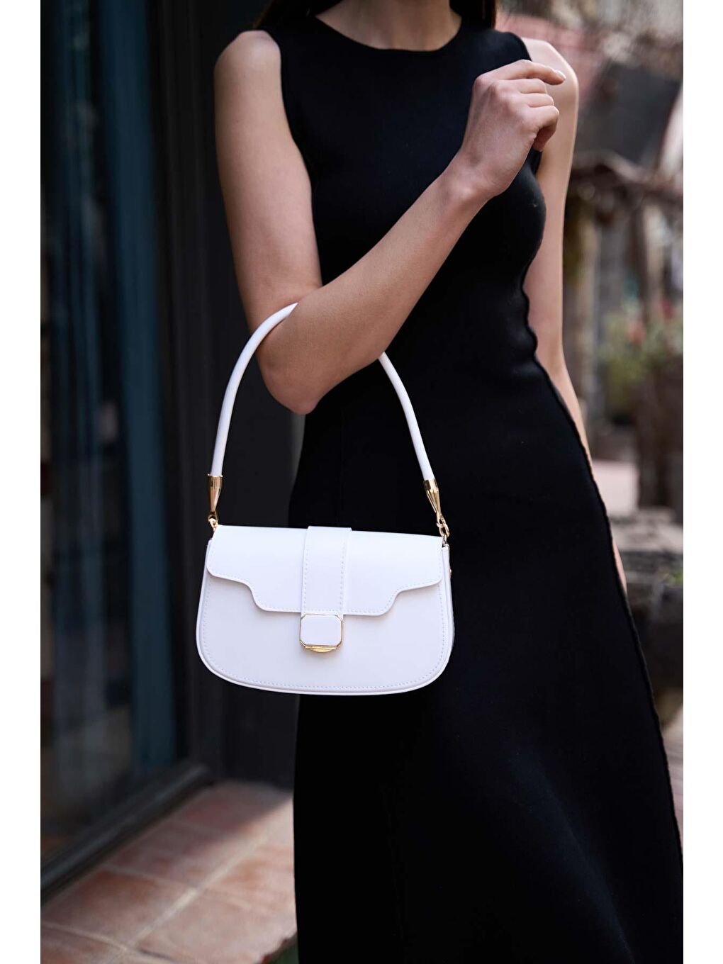 Gold Aksesuarlı Kısa Saplı Omuz Çantası Beyaz-1