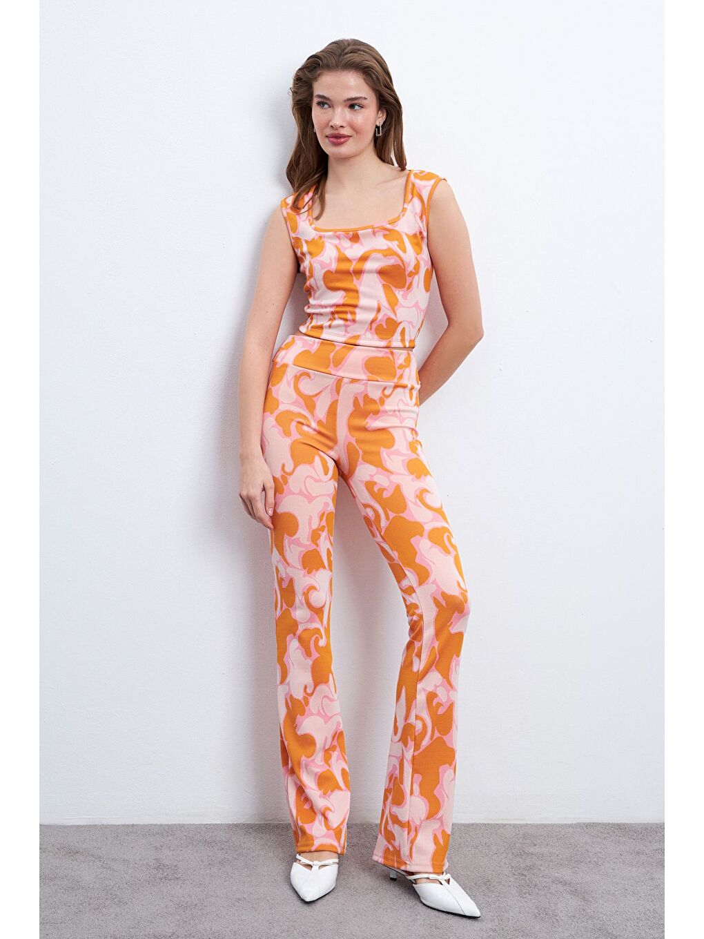 Kadın Turuncu Pembe Desenli Elastanlı Pantolonlu Askılı Takım