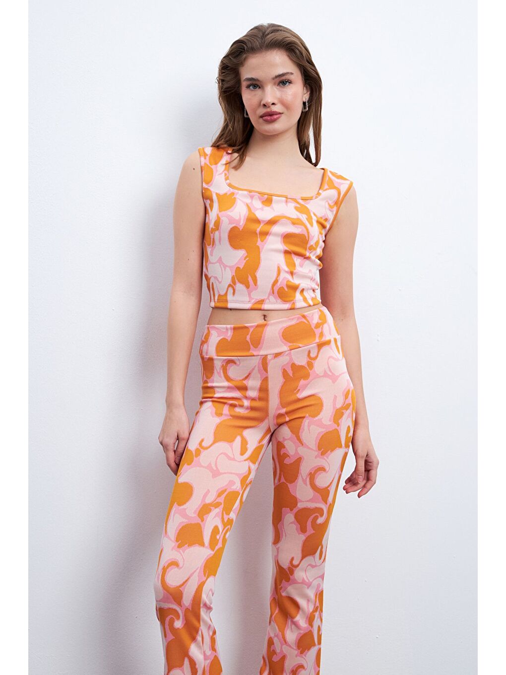 Kadın Turuncu Pembe Desenli Elastanlı Pantolonlu Askılı Takım-4