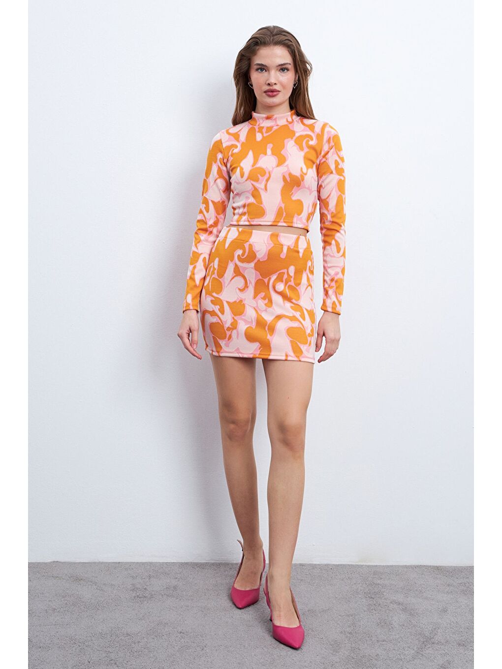 Kadın Turuncu Pembe Desenli Elastanlı Mini Etekli Balıkçı Yaka Uzun Kollu Takım