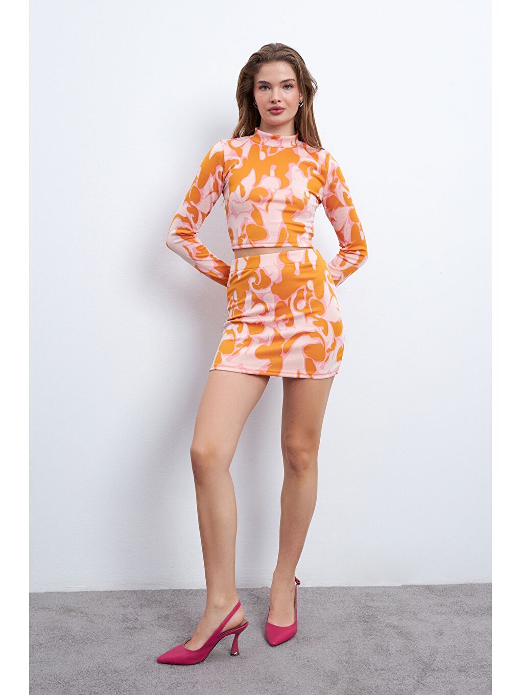 Kadın Turuncu Pembe Desenli Elastanlı Mini Etekli Balıkçı Yaka Uzun Kollu Takım-1