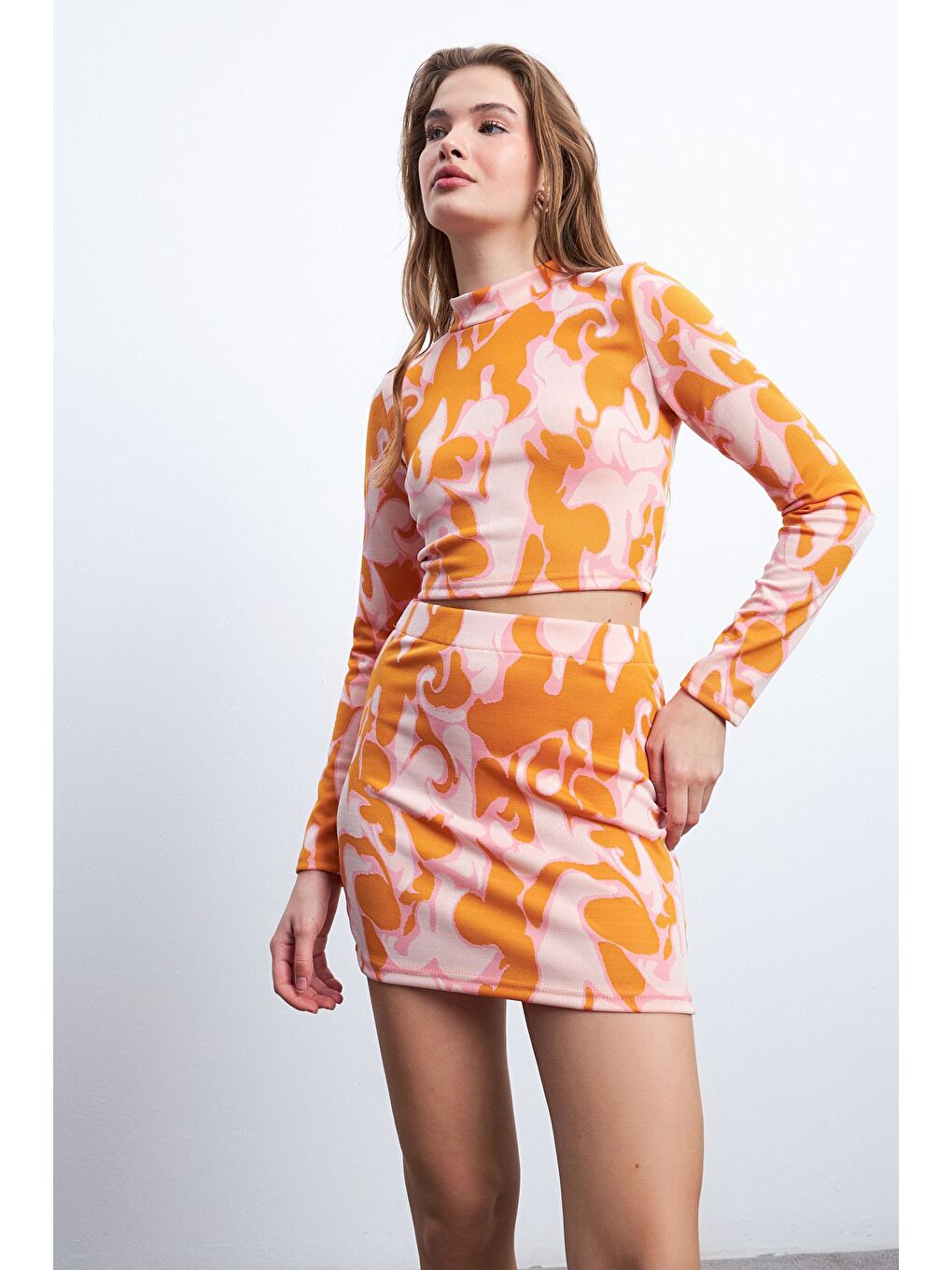 Kadın Turuncu Pembe Desenli Elastanlı Mini Etekli Balıkçı Yaka Uzun Kollu Takım-3