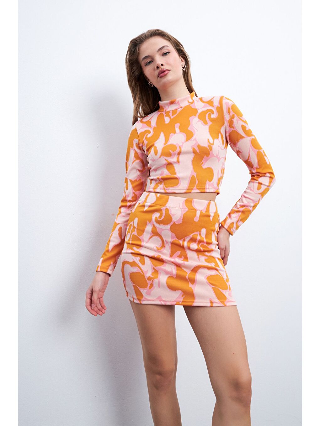 Kadın Turuncu Pembe Desenli Elastanlı Mini Etekli Balıkçı Yaka Uzun Kollu Takım-5
