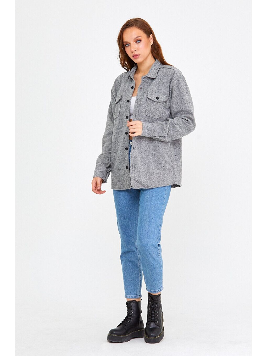 Gri Kadın Slim Fit Düğmeli Yaka Çift Cepli Oduncu Düz Gömlek-1