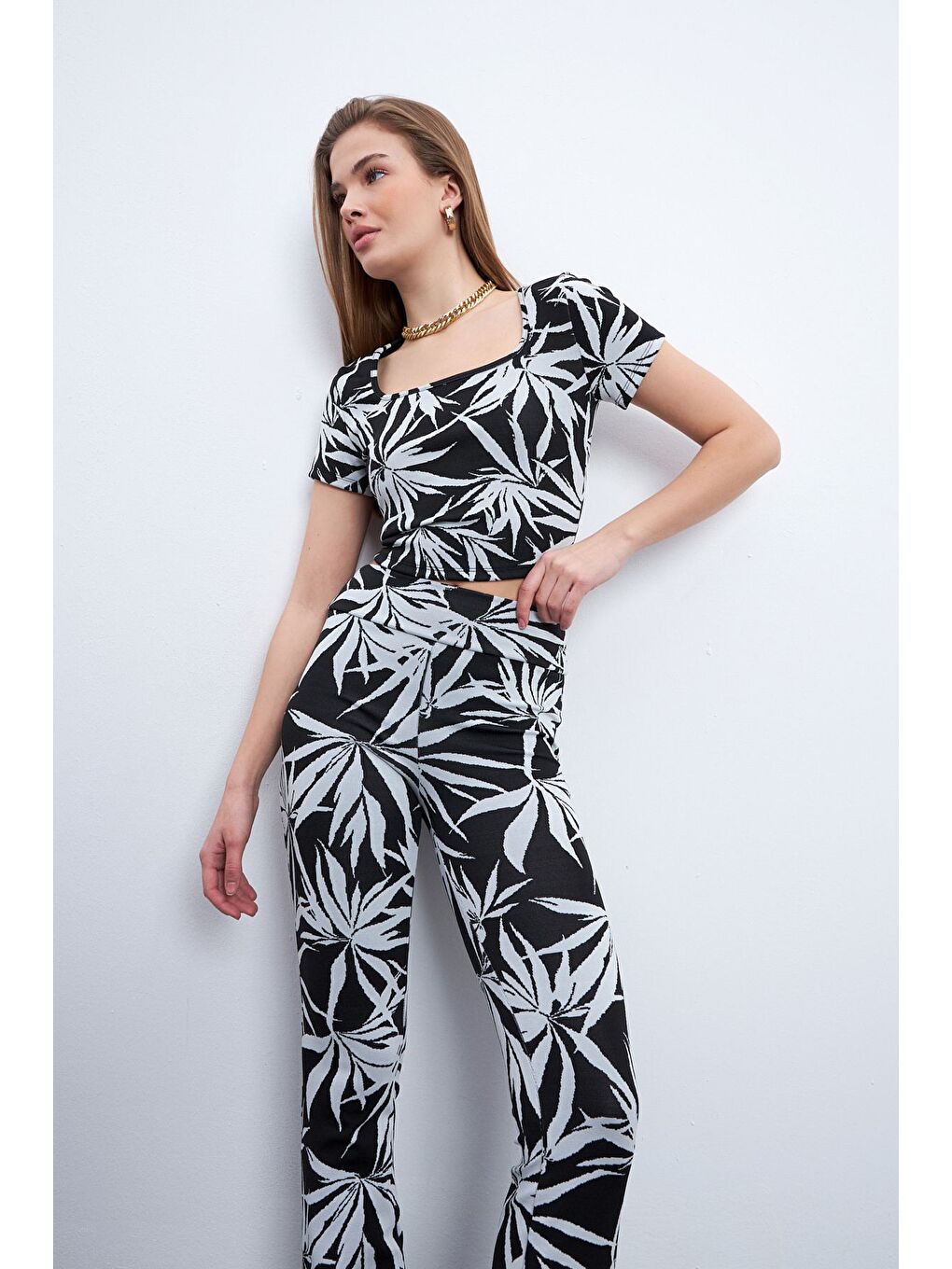 Siyah Kadın Palmiye Desenli Elastanlı Pantolonlu Kare Yaka Takım-2