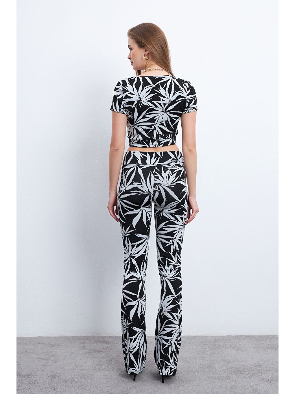 Siyah Kadın Palmiye Desenli Elastanlı Pantolonlu Kare Yaka Takım-3