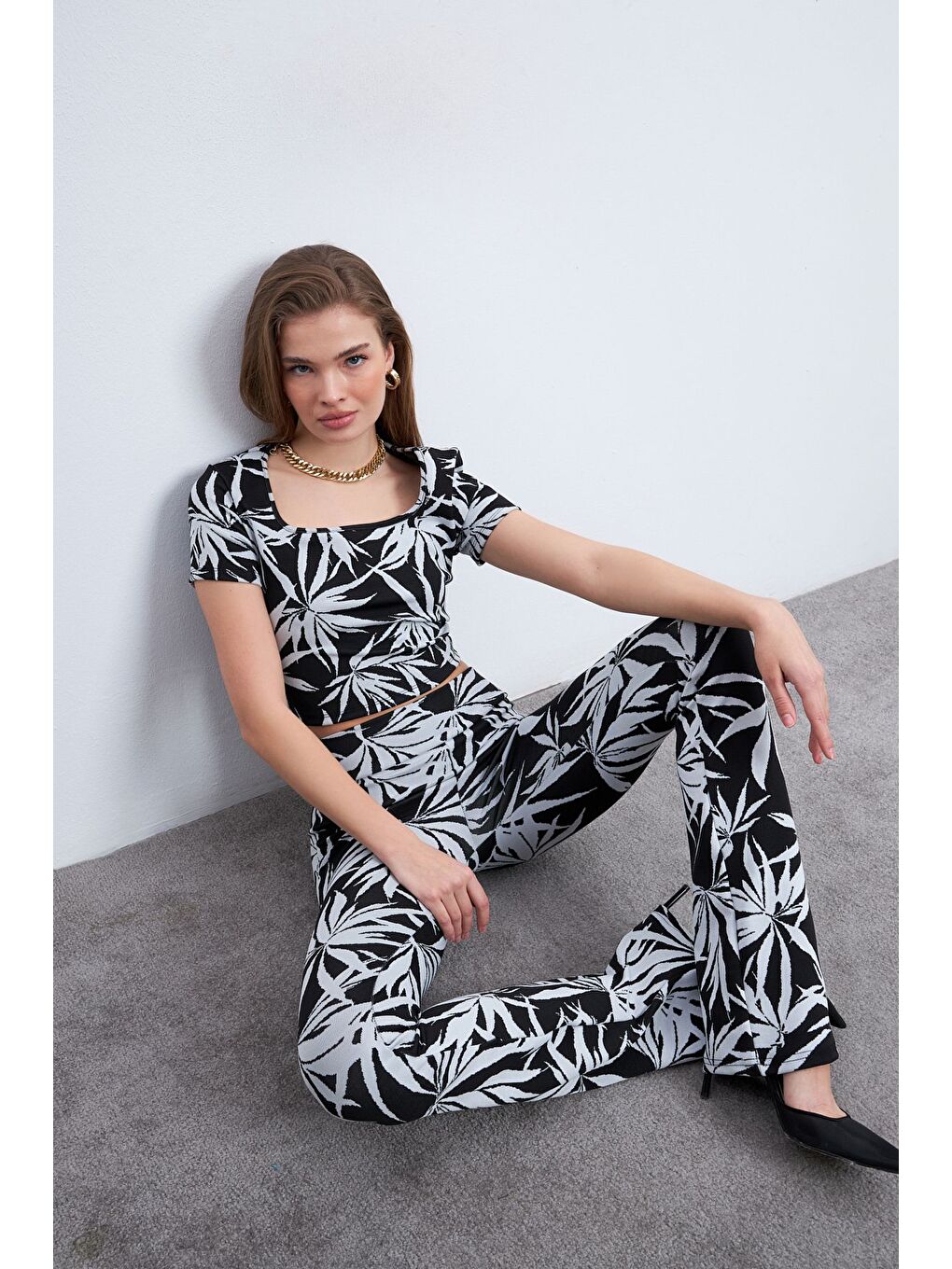 Siyah Kadın Palmiye Desenli Elastanlı Pantolonlu Kare Yaka Takım-4