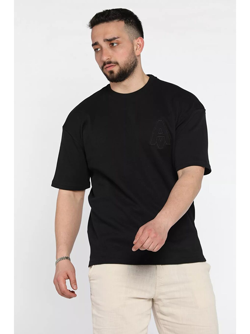 Siyah Bisiklet Yaka Nakışlı Erkek Tişört-1