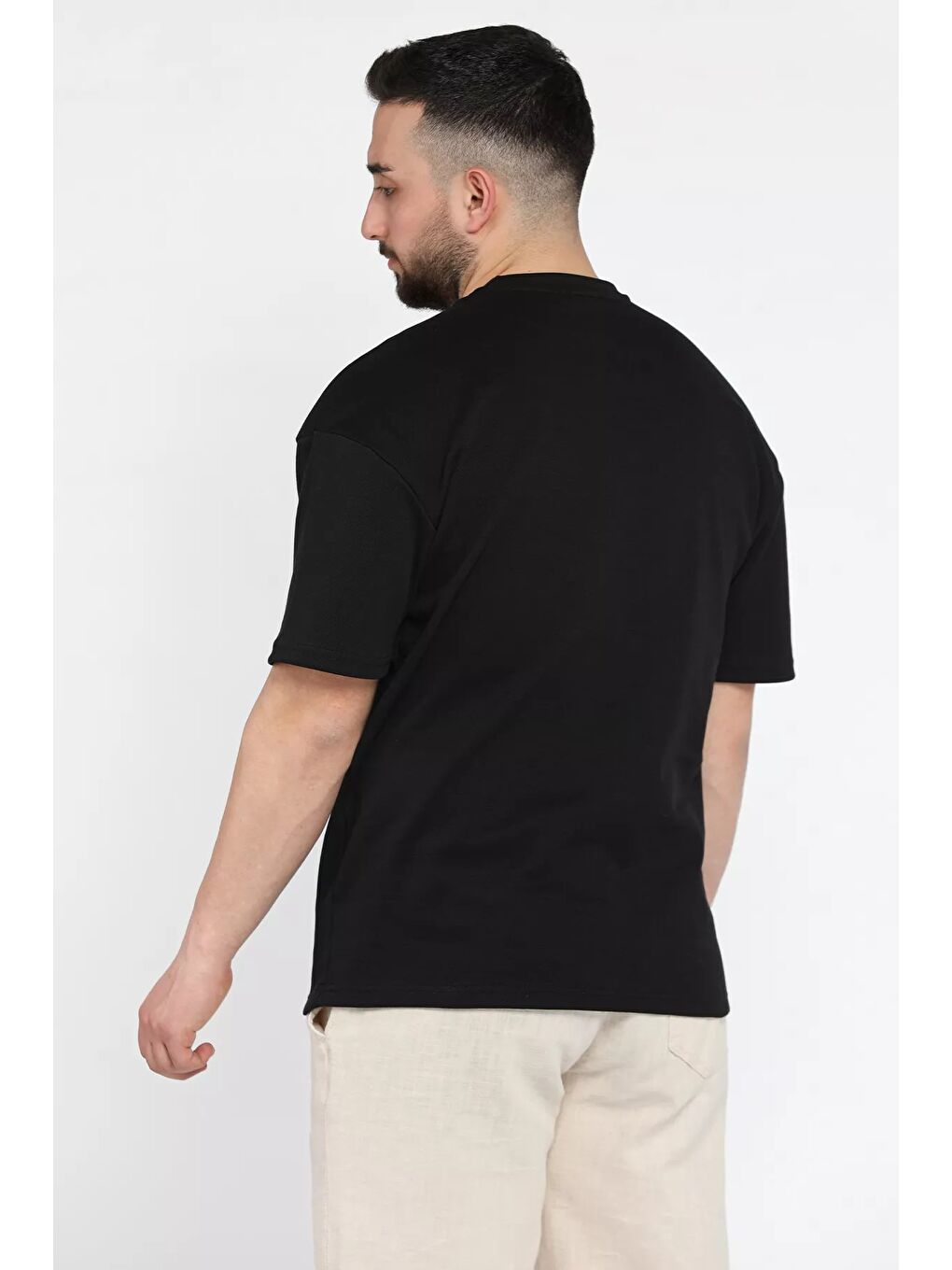 Siyah Bisiklet Yaka Nakışlı Erkek Tişört-2