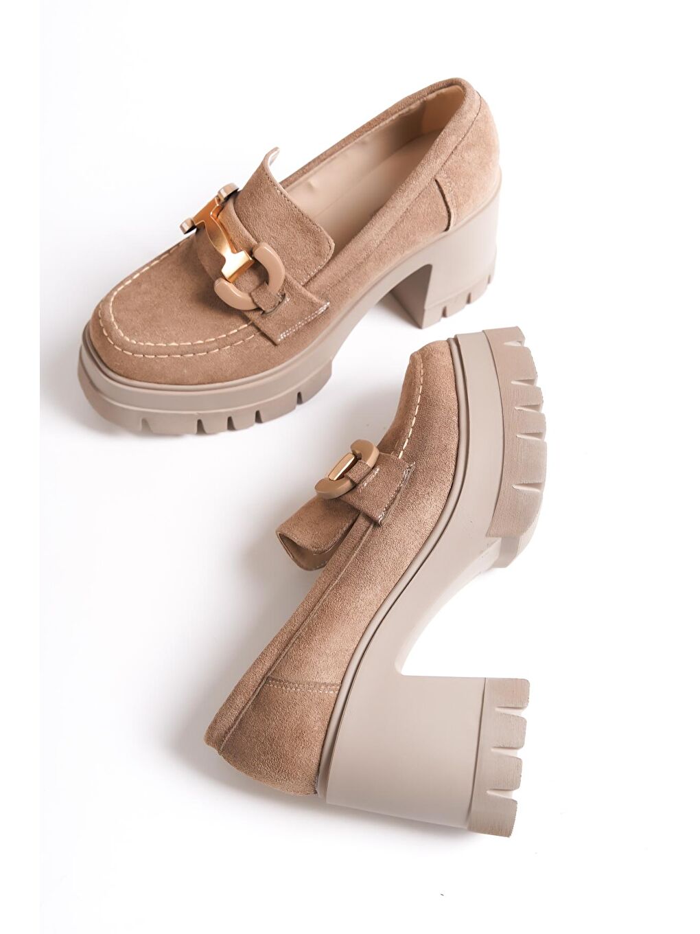 Bej Yuvarlak Burunlu Orta Topuklu Kadın Loafer