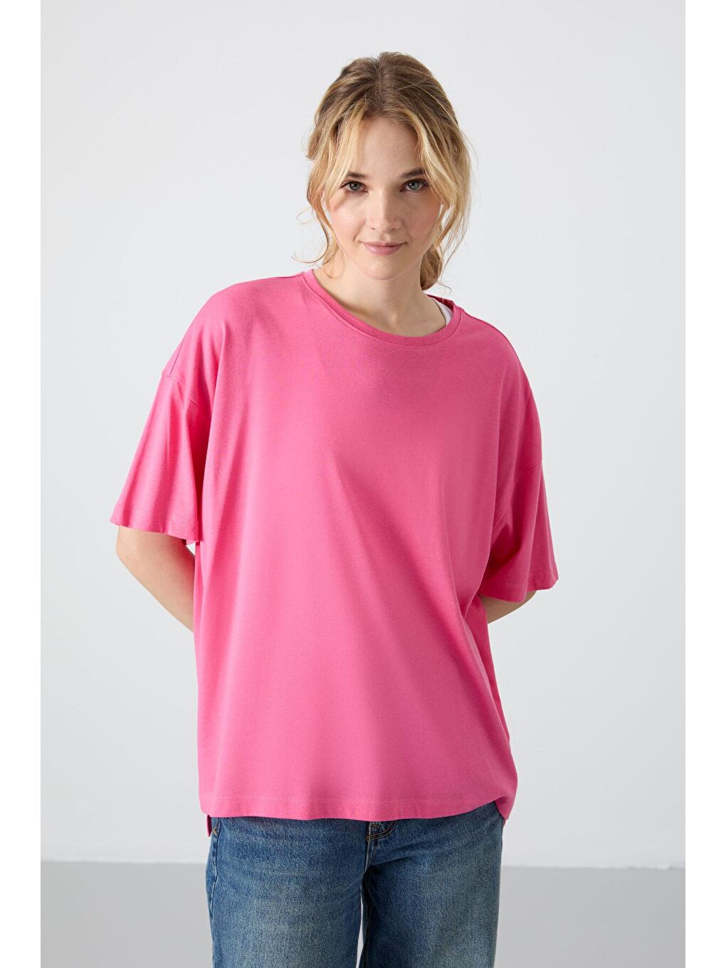 TOMMYLIFE Seker Pembe Şeker Pembe Penye Modal Yumuşak Tuşeli Oversize Fit Basic Kadın T-Shirt- 97285