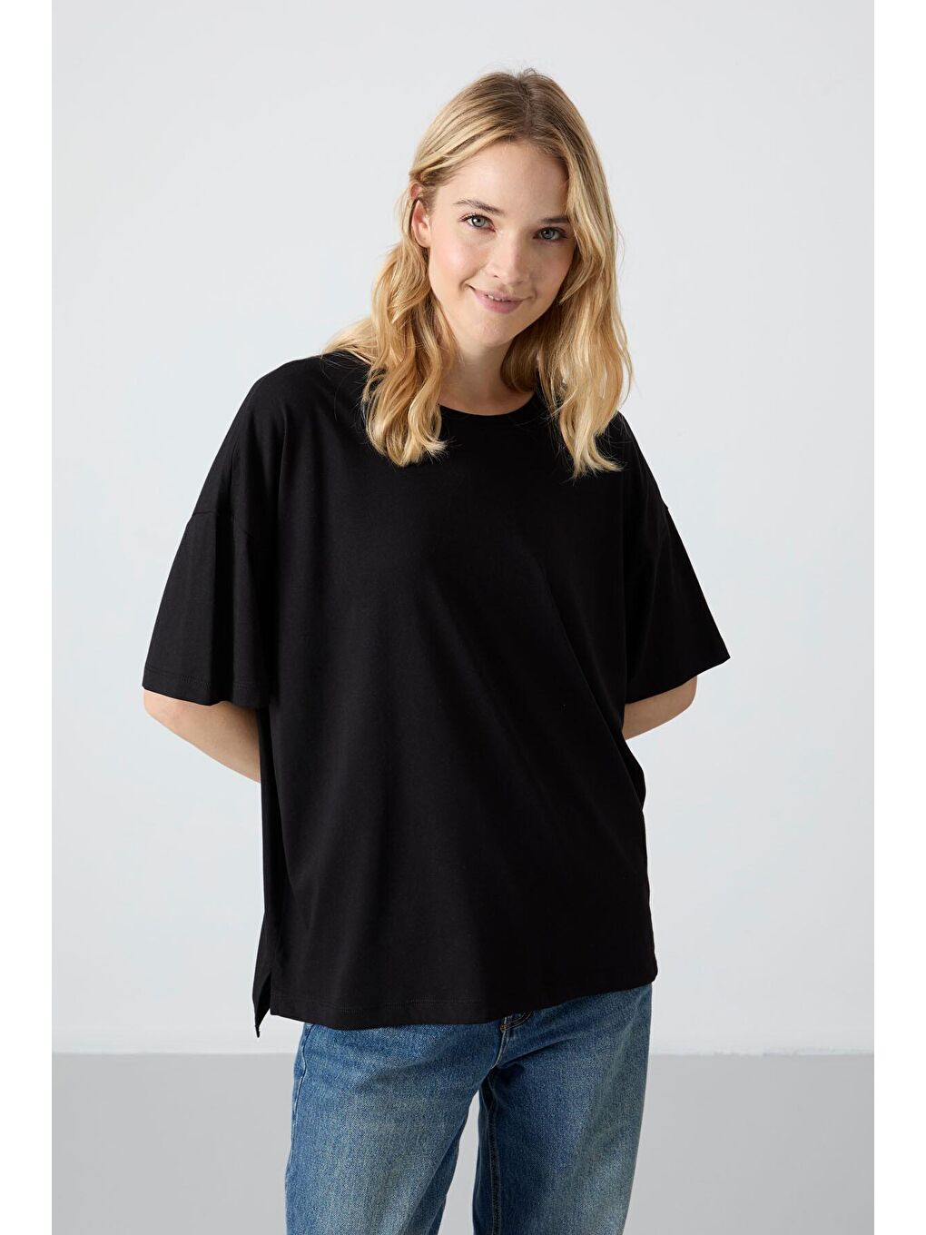 TOMMYLIFE Siyah Penye Modal Yumuşak Tuşeli Oversize Fit Basic Kadın T-Shirt- 97285 - 4