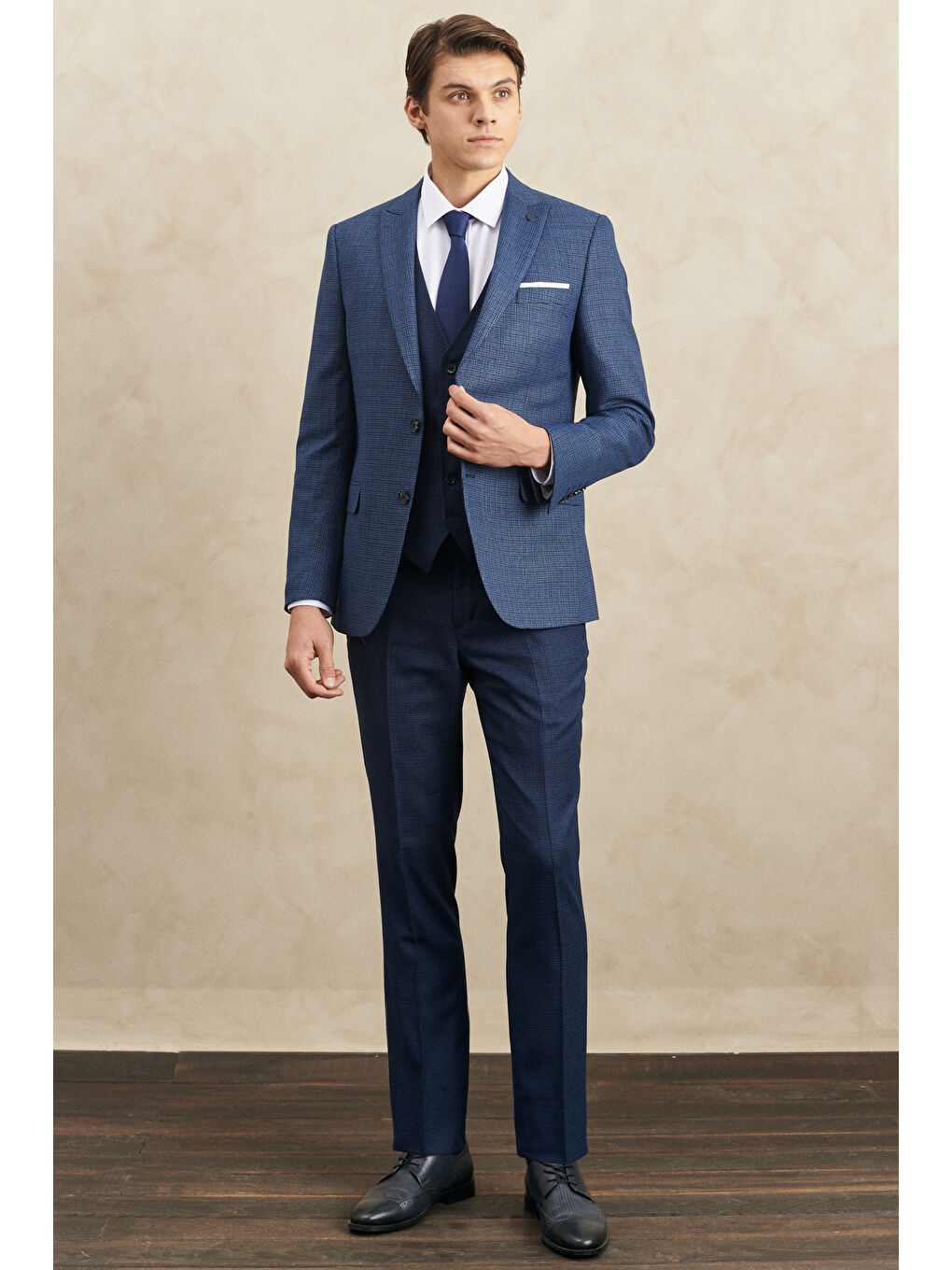 Erkek Lacivert Slim Fit Dar Kesim Kırlangıç Yaka Armürlü Yelekli Klasik Takım Elbise-1