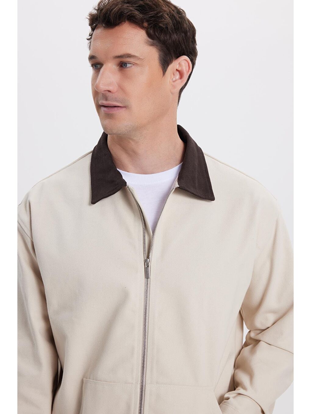 Erkek Relax Fit Rahat Kesim Gabardin Düz Fermuarlı Kanguru Cepli Kontrast Yaka Bej Ceket-1