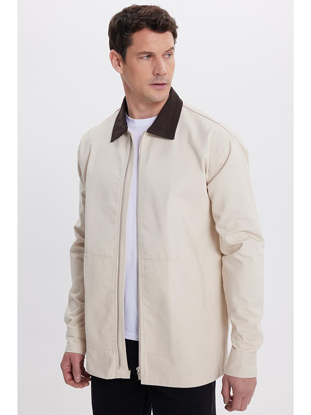 Erkek Relax Fit Rahat Kesim Gabardin Düz Fermuarlı Kanguru Cepli Kontrast Yaka Bej Ceket-3